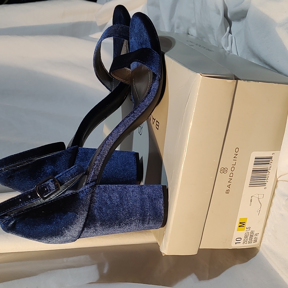 New BANDOLINO blue velvet sandal